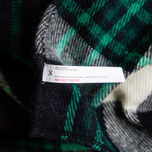 NWOT 💚💙 Urban Outfitters Plaid Hooded Poncho Wrap - O/S Navy Blue & Green - Picture 9 of 12